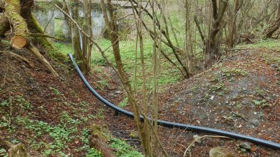 Vizsgálat indult a védett forrás vizét saját telkére vezető alpolgármester ellen