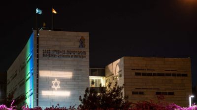 Izraelben már nem kötelező a kültéri maszkviselés 