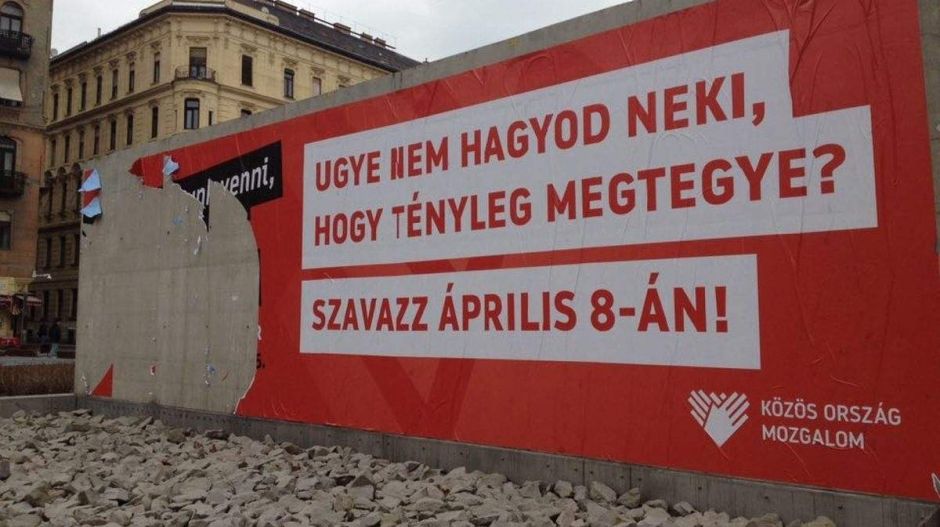 Ezért szedte le a BKV az Orbán elégtételes mondatát tartalmazó molinót