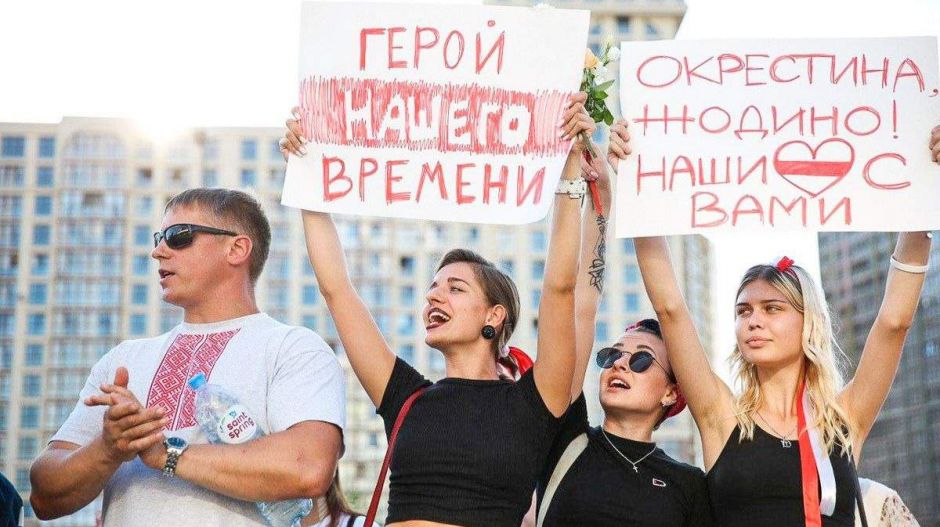Többszázezres tömeg Lukasenka ellen, az elnök „fekete bőrű katonáktól“ fél
