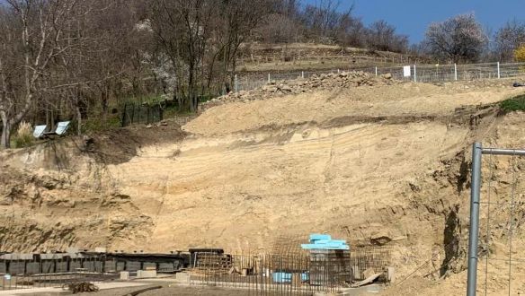 Nyomul a NER: a vár alatt bontották meg a hegyet egy luxusvilla miatt Szigligeten