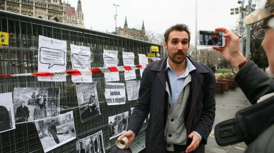 Vágó: Puzsér kirakja az asztalra a zöld programot, akár a csizmájával együtt