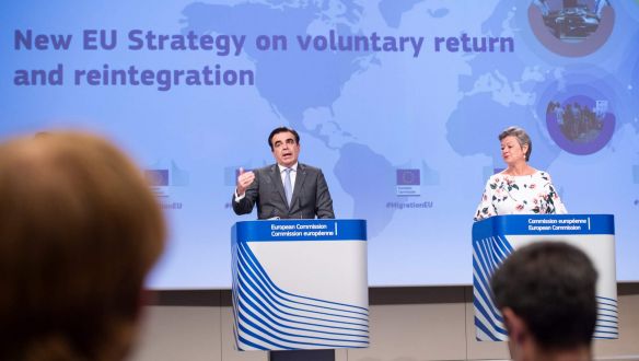 Önkéntes alapon küldene haza több mint háromszázezer menedékkérőt az Európai Bizottság