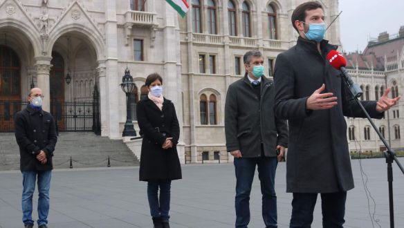 A Momentum parlamenti szeme és füle lesz Hadházy Ákos, Szél Bernadett és Szabó Szabolcs
