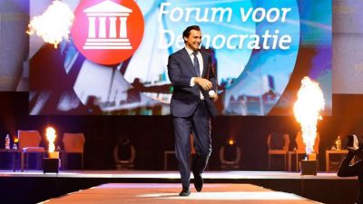 Értelmiségi szélsőjobbos pártot akart, most sorosozva esik szét alatta