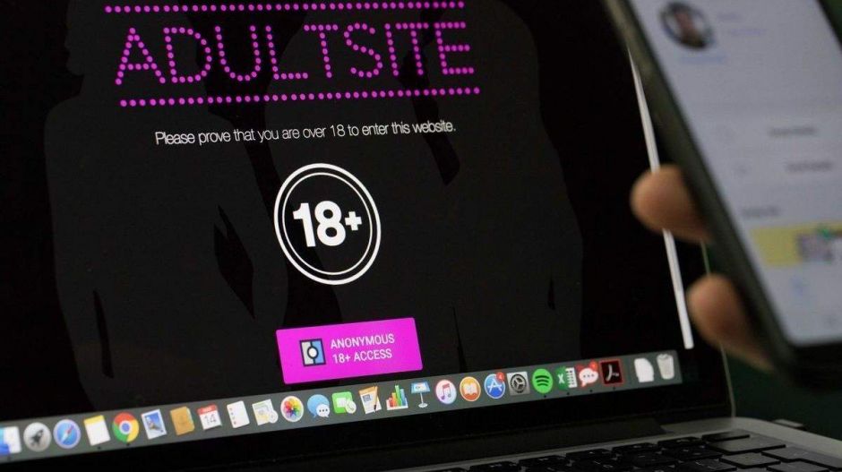 Nagy-Britanniában a kiskorúakat kipaterolják a pornóoldalakról