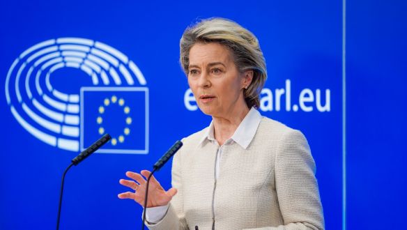 Von der Leyenéknek nyilvánosságra kellene hozniuk, mit beszélt a Bizottság elnöke a Pfizer vezérigazgatójával