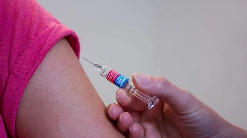 Már június 15-től kirúghatják az oltást megtagadó állami alkalmazottakat