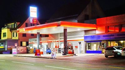 Sebességkorlátozással és vasárnapi autóstop bevezetésével oldaná meg az üzemanyagkrízist az SPD elnöke