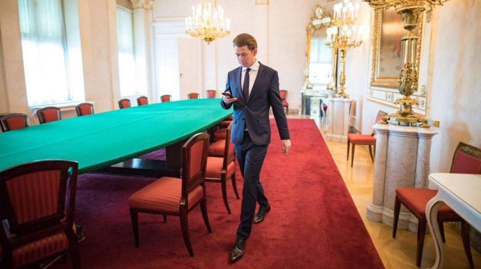 Ezért kell buknia Sebastian Kurznak
