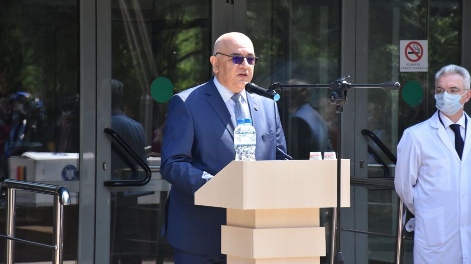 A román államtitkár újradefiniálta a diszkriminációt: ha valakit oltás hiányában nem engednek be a vendéglőkbe, az nem az