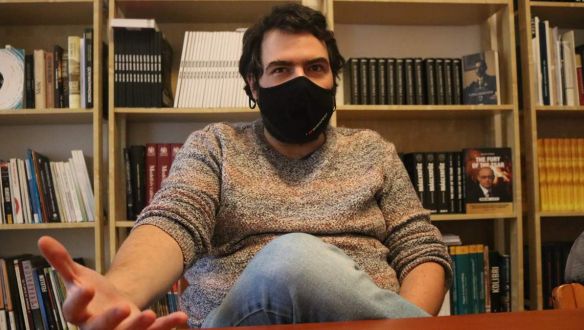 A forradalom nem csak azt jelenti, hogy az emberek kapával-kaszával elkergetik a hatalmat