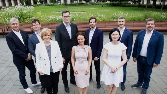 Többkulcsos adórendszer, erősebb államfő, gyengébb V4: ezt csinálná az ellenzék