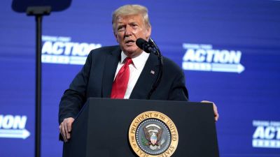 Egy republikánus szenátor szerint Trump a diktátorok seggét csókolja