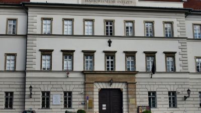 Megkezdték a Hadtörténeti Múzeum kiállításainak bontását, az egész épületet át kell adniuk a HM-nek