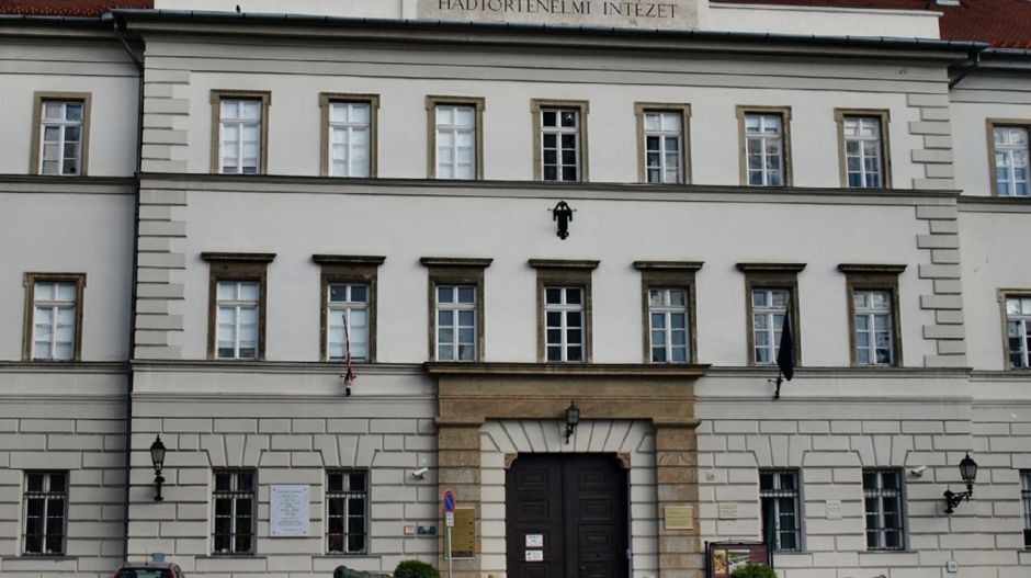 Megkezdték a Hadtörténeti Múzeum kiállításainak bontását, az egész épületet át kell adniuk a HM-nek