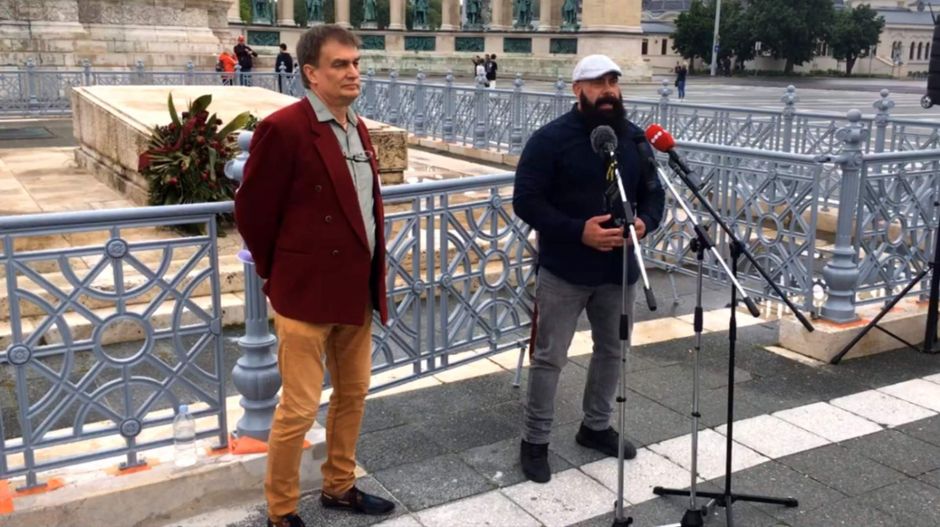 Sajtótájékoztatóvá szelídült Gődényék tüntetése