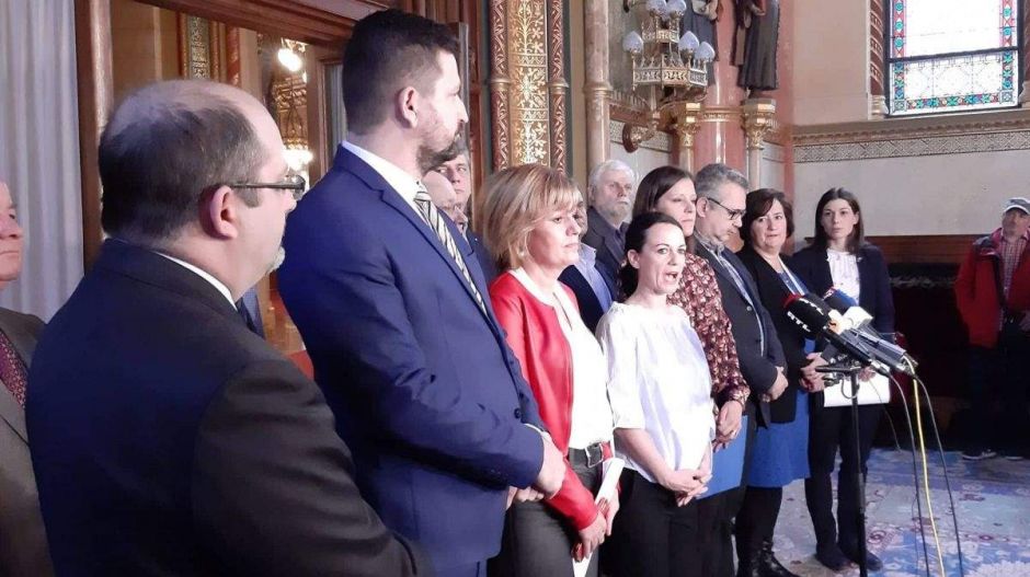 Megint vonul az ellenzék, de a parlamentet csak félig bojkottálják