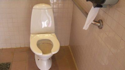 Oszd meg a vécéd felebarátaiddal – így kampányolnak Varsóban a több nyilvános vécéért