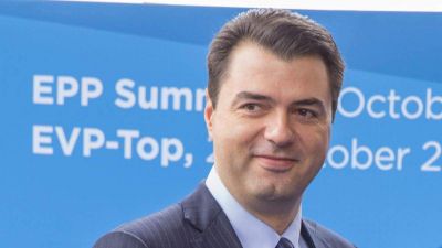 Az albán ellenzéki képviselők inkább elégetik a mandátumukat