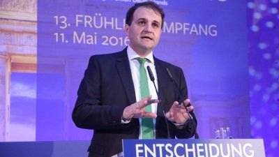 Fundamentalista katolikus háttérember áll Merkel pártjának kancellárjelöltje mögött