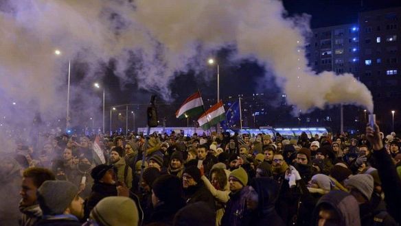 Végiglátogatták a propagandalapok székházait a tüntetők hétfő este