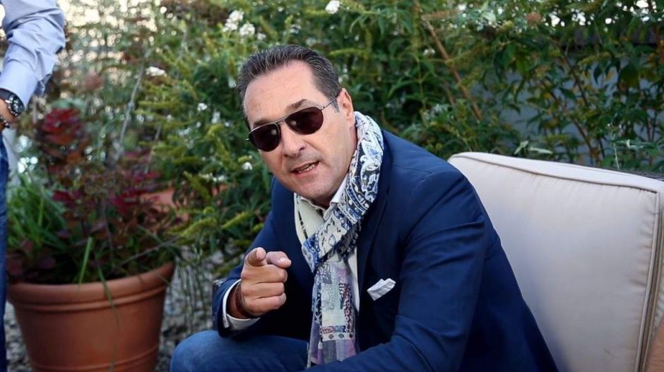 Szorul a hurok Strache körül: magáncélokra használhatta az FPÖ pénzét, testőrét pedig az este őrizetbe vették