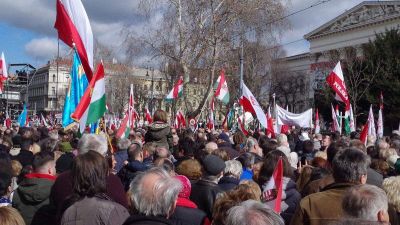 „Nem tudom, mit fog mondani, de nagyon várom, mert biztos igaza lesz!” Elkaptuk az orbánizmus lényegét március 15-én