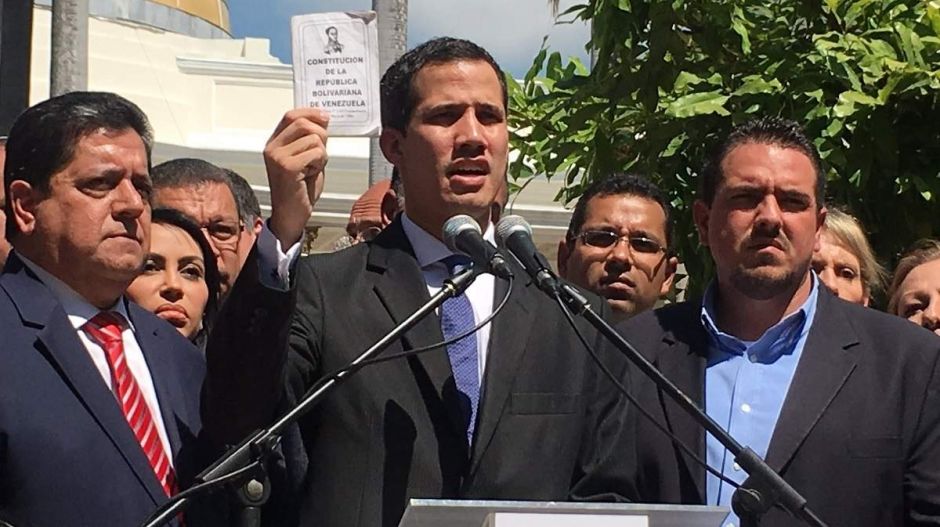 Egyesült a venezuelai ellenzék, vezetőjük az elnök megtagadását kéri a hadseregtől