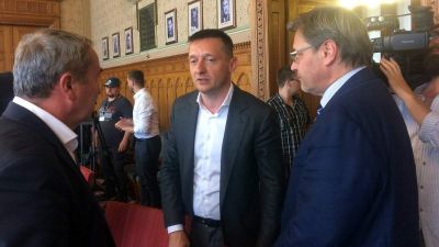 Rogán Antal az Azonnalinak: én sem tudtam a feleségem plakátjairól