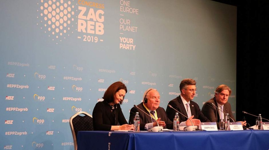 Mikor derül végre ki, hogy kizárja-e a Néppárt a Fideszt?