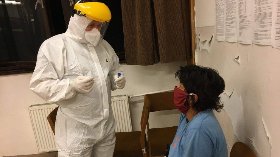 A kijárási tilalom és a hideg miatt a hajléktalanszállókon nehéz lesz tartani a távolságot