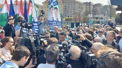 Egy délelőttre mintha összeállt volna az ellenzéki Power Rangers